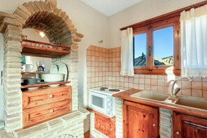 ثلاجة، موقد طهي مسطح، مستلزمات طهي/أطباق/أوعية