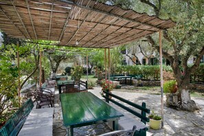 Outdoor dining - Studio Apartment 'Castellos Bellos  2' with Shared Garden, Wi-Fi and Air Conditioning (Zakynthos)