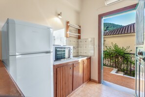 Fridge, stovetop, cookware/dishes/utensils - Studio Apartment 'Castellos Bellos  2' with Shared Garden, Wi-Fi and Air Conditioning (Zakynthos)