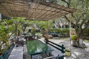 Outdoor dining - Studio Apartment 'Castellos Bellos 2' with Shared Garden, Wi-Fi and Air Conditioning (Zakynthos)