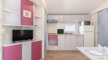 Refrigerador, microondas, parrilla de estufa y utensilios de cocina