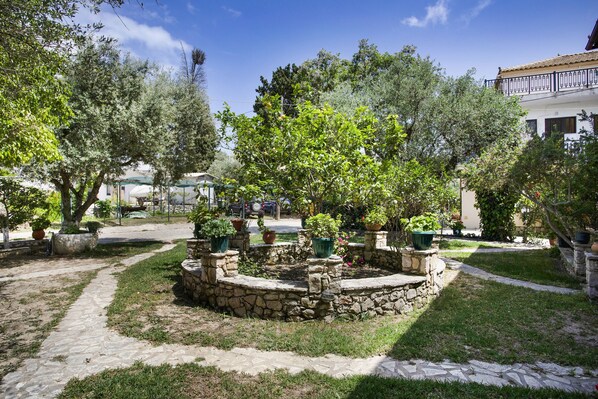 Property grounds - Studio Apartment 'Castellos Bellos 3' with Shared Garden, Wi-Fi and Air Conditioning (Zakynthos)