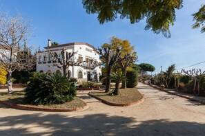 Property grounds - Villa 'Un Lugar Especial' with Private Pool, Private Terrace and Wi-Fi (Cabrils)