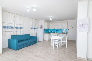TV - Apartment 'Bilocale Nuovo Budoni Centro' with Private Terrace, Wi-Fi and Air Conditioning (budoni)