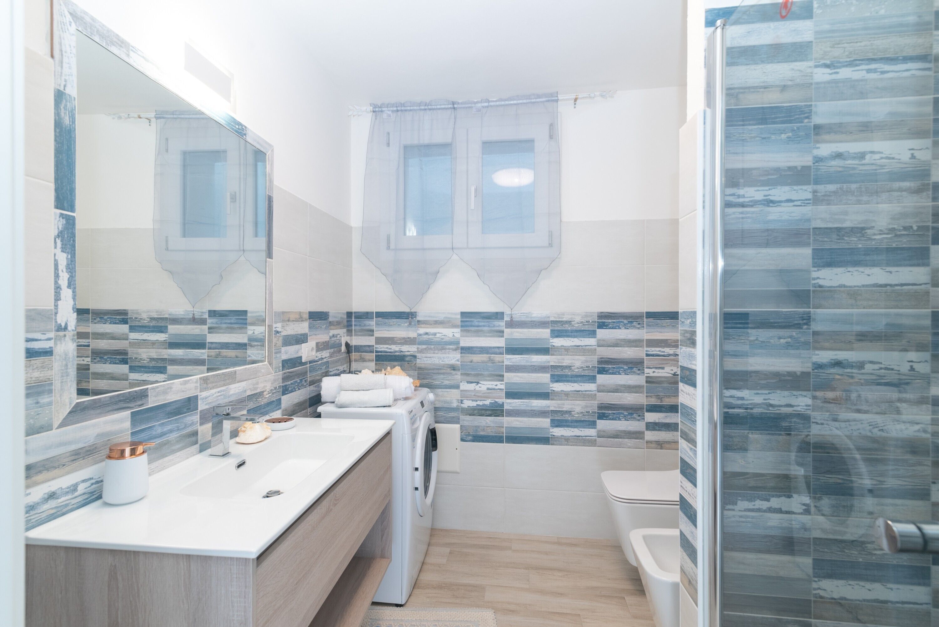 Een douche, een haardroger, handdoeken