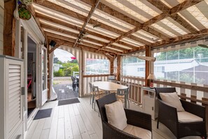 Dining - Mobile Home 'Mobilhome 6 Pers - Pool' with Shared Pool, Shared Terrace and Private Garden (Saint-Gildas-de-Rhuys)