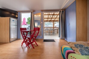 Interior - Mobile Home 'Mobilhome 6 Pers - Pool' with Shared Pool, Shared Terrace and Private Garden (Saint-Gildas-de-Rhuys)