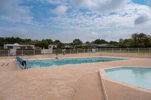 A heated pool - Mobile Home 'Mobilhome 6 Pers - Pool' with Shared Pool, Shared Terrace and Private Garden (Saint-Gildas-de-Rhuys)