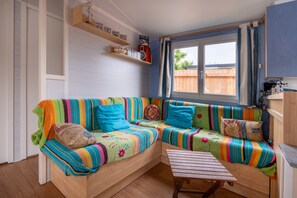 Téléviseur, table de ping-pong, chaîne audio