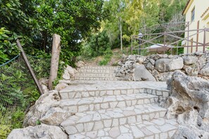 Property grounds - Apartment 'Appartamento Con Vista Piscina 2' with Shared Pool, Wi-Fi and Air Conditioning (Castellammare del Golfo)