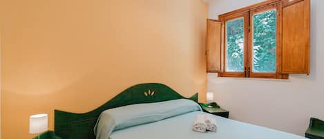 1 slaapkamer, een strijkplank/strijkijzer, gratis wifi, beddengoed