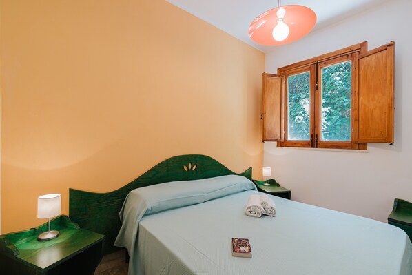 1 habitación, tabla de planchar con plancha, wifi gratis y ropa de cama 