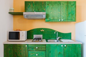 Fridge, microwave, oven, stovetop - Apartment 'Appartamento Con Vista Piscina 2' with Shared Pool, Wi-Fi and Air Conditioning (Castellammare del Golfo)