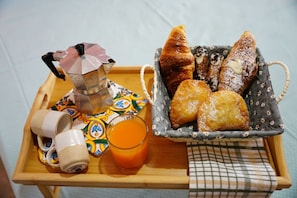 Breakfast meal - Apartment 'Appartamento Con Vista Piscina 2' with Shared Pool, Wi-Fi and Air Conditioning (Castellammare del Golfo)