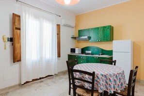 Dining - Apartment 'Appartamento Con Vista Piscina 2' with Shared Pool, Wi-Fi and Air Conditioning (Castellammare del Golfo)