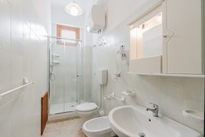 Douche, sèche-cheveux, serviettes fournies