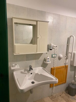 Een douche, een haardroger, handdoeken