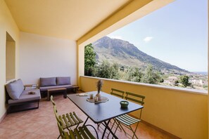 Outdoor dining - Apartment 'Appartamento Superior Con Terrazza4' with Shared Pool, Wi-Fi and Air Conditioning (Castellammare del Golfo)