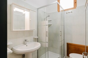 Dusche, Haartrockner, Handtücher