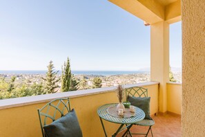 Outdoor dining - Apartment 'Appartamento Superior Con Balcone8' with Shared Pool, Wi-Fi and Air Conditioning (Castellammare del Golfo)