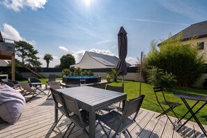 Outdoor dining - Holiday Home 'Villa Clémarine' with Private Pool, Private Terrace and Wi-Fi (Saint-Philibert)