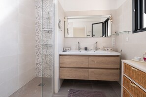 Shower, hair dryer - Holiday Home 'Villa Clémarine' with Private Pool, Private Terrace and Wi-Fi (Saint-Philibert)