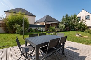 Outdoor dining - Holiday Home 'Villa Clémarine' with Private Pool, Private Terrace and Wi-Fi (Saint-Philibert)