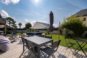 Outdoor dining - Holiday Home 'Villa Clémarine' with Private Pool, Private Terrace and Wi-Fi (Saint-Philibert)