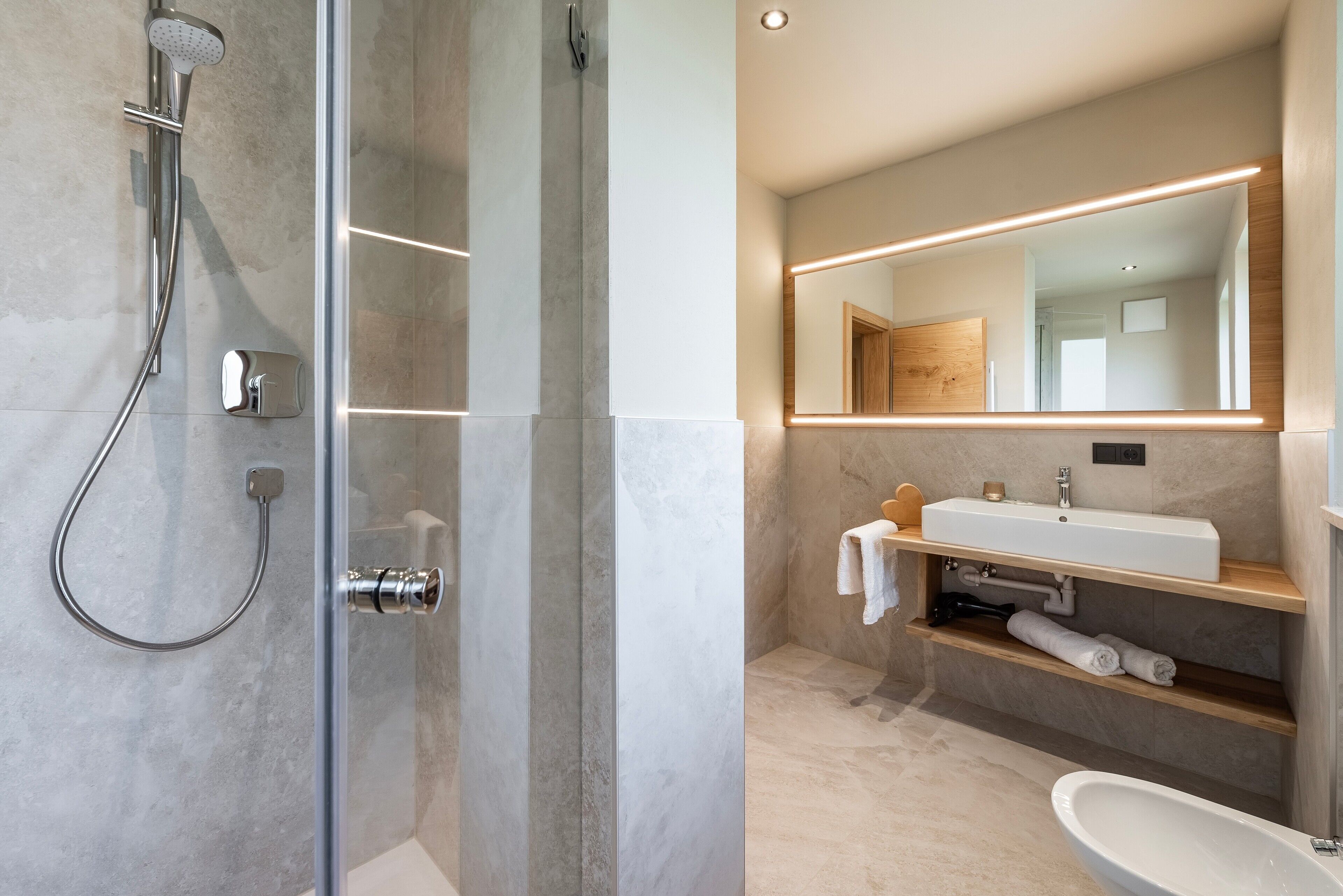 Een douche, een haardroger, handdoeken