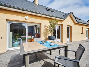 Outdoor dining - Le Clos d'amont by Interhome (Portbail)