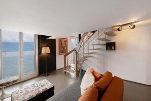 Una televisión, una chimenea