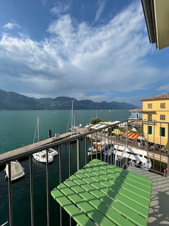 Property grounds. Apartment 'Angolo Sul Porto' with Lake View, Wi-Fi and Air Conditioning