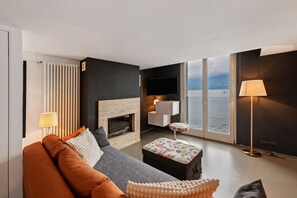 Een televisie en een open haard