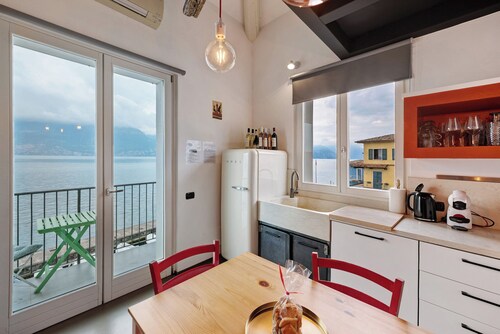 Apartment 'Angolo Sul Porto' with Lake View, Wi-Fi and Air Conditioning