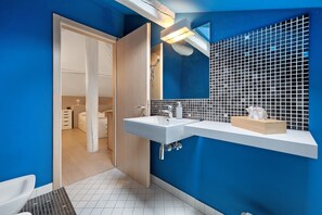 Douche, sèche-cheveux, serviettes fournies