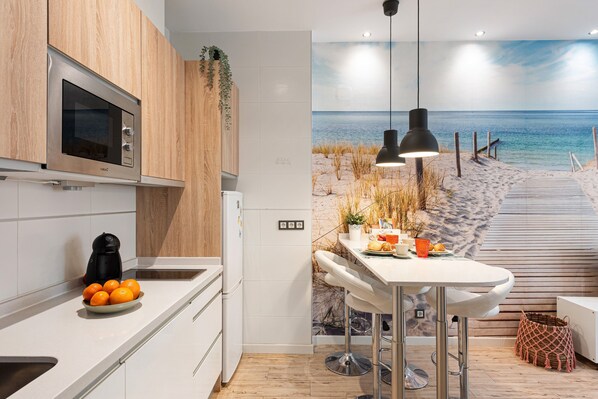 Fridge, microwave, oven, stovetop