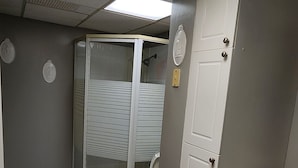 Secadora de cabello, jabón, papel de baño