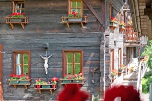 Property grounds - Apartment 'Ausser Brugghof Birgit' with Mountain View, Shared Garden and Wi-Fi (Schnals)