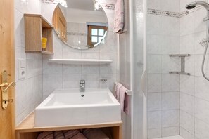 Douche, serviettes fournies