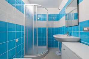Shower, hair dryer, towels - Holiday Home "Villa Susanna N9" with Sea View, Private Terrace and Shared Pool (Costa Rei)