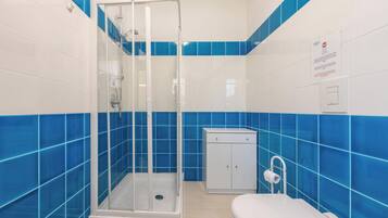 Chuveiro, secador de cabelo, toalhas de banho