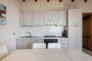 ثلاجة، فرن، موقد طهي مسطح، غسالة أطباق