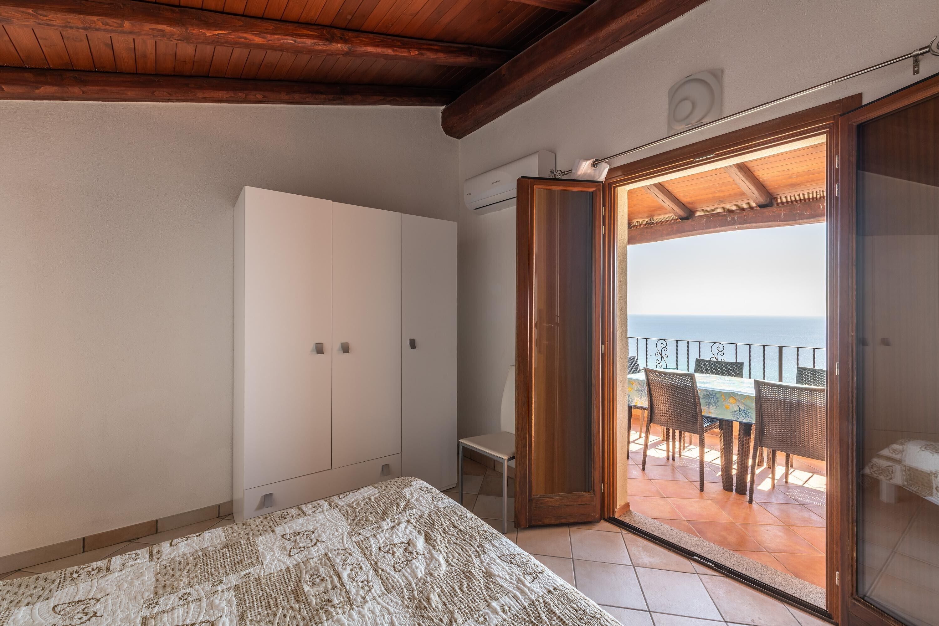 3 bedrooms, bed sheets