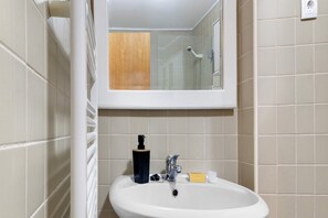 Shower, towels - Apartment 'Solmar' with Sea View, Balcony and Wi-Fi (Moledo)
