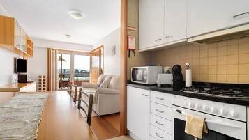 Refrigerador, horno, placa de cocina, utensilios de cocina