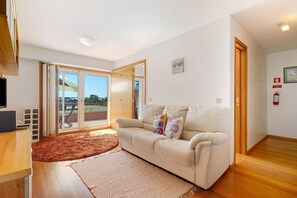 TV - Apartment 'Solmar' with Sea View, Balcony and Wi-Fi (Moledo)