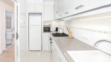 Een koelkast, een microgolfoven, een oven, een kookplaat