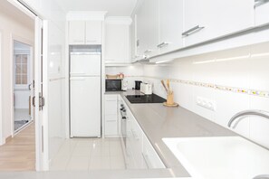 Een koelkast, een magnetron, een oven, een kookplaat