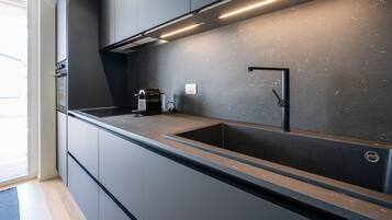 Fridge, oven, stovetop, dishwasher