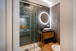 Shower, hair dryer, towels - Holiday Home 'Casa Exuma with Private Pool' with Private Pool, Wi-Fi and Air Conditioning (Monopoli)